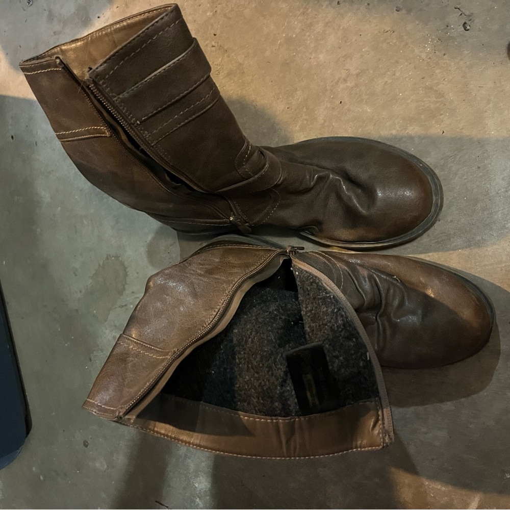 Buckles and side zip